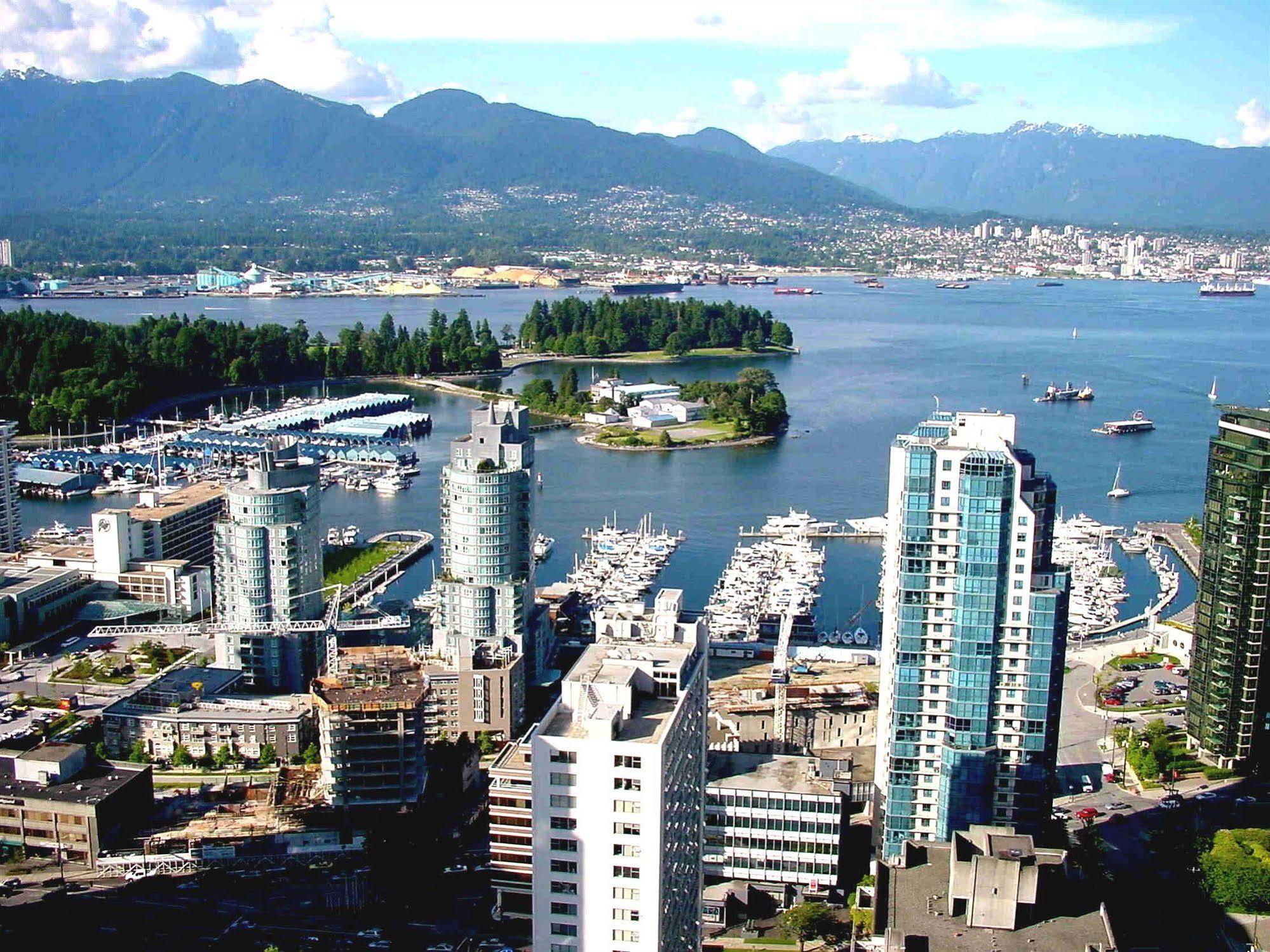 The Empire Landmark Hotel Vancouver Exterior photo